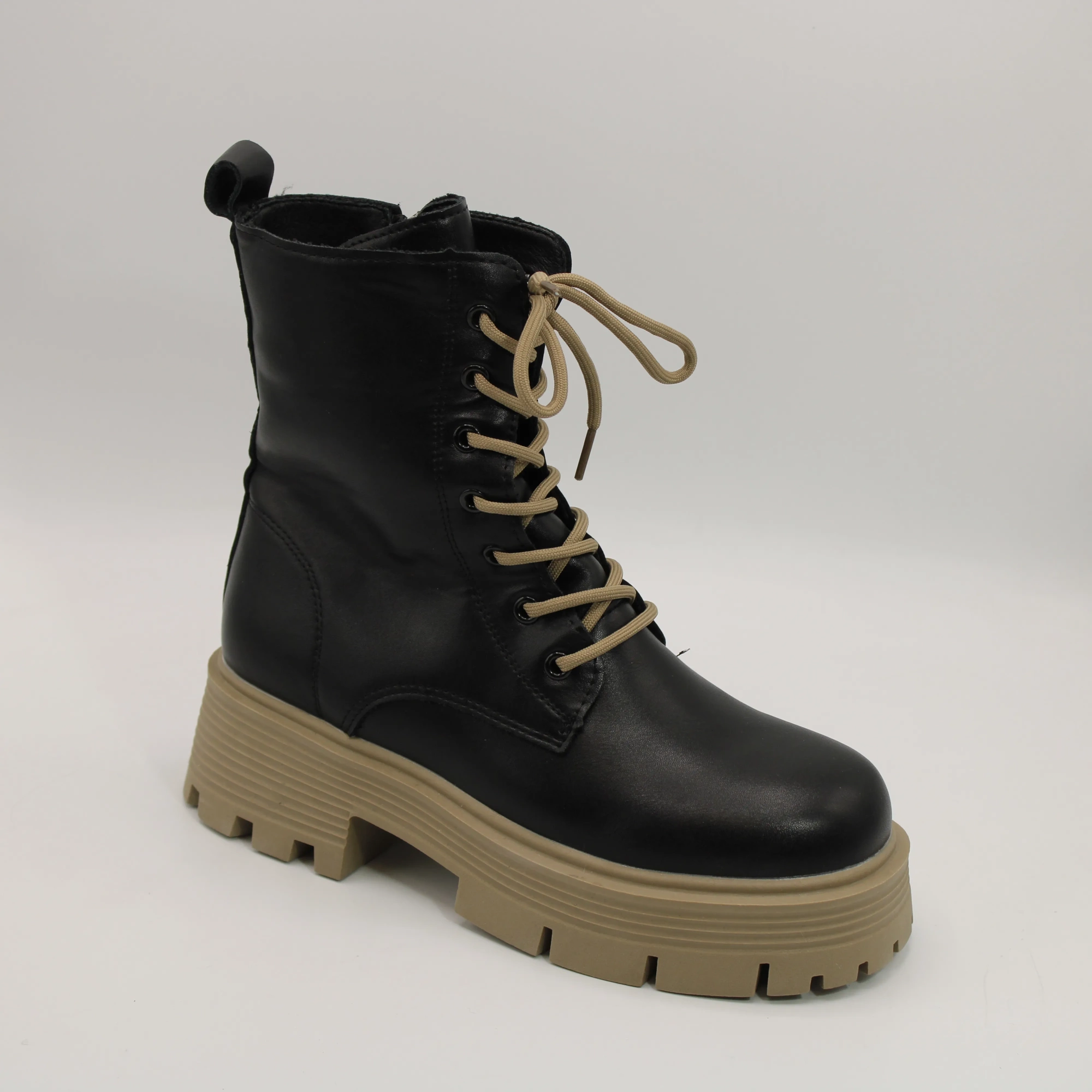 Женские ботинки черного цвета SUYIFEIYA BS02-1556